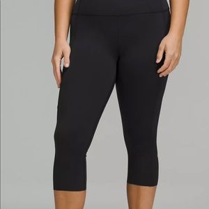 LULULEMON SIZE 4 CAPRI LEGGINGS